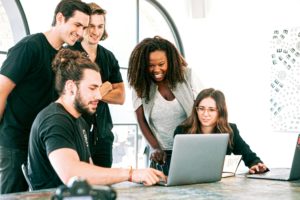 Photo d'employés dans un bureau pour illustrer la RC Pro Solidaire